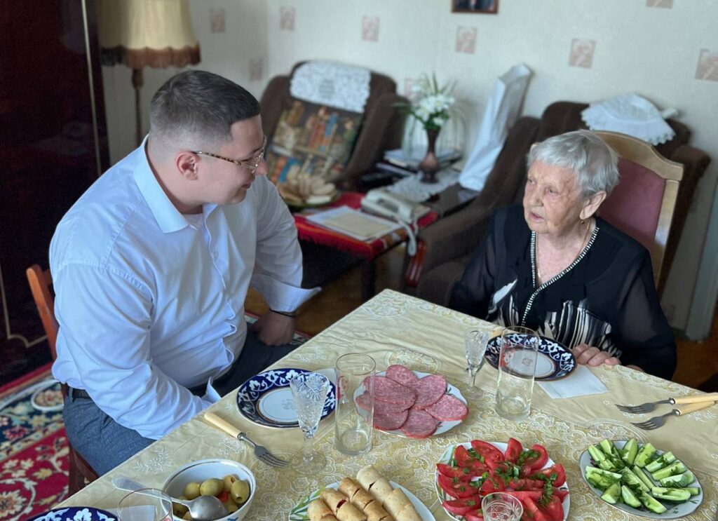 С 95-летним юбилеем депутат-коммунист Марк Черемисов поздравил ветерана труда и труженика тыла в Балашихе.